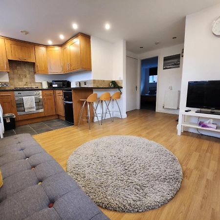 Апартаменты Entire Flat, Bright & Open With Own Entrance Лидс Экстерьер фото
