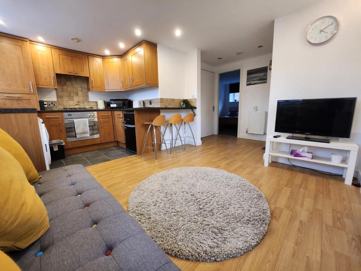 Апартаменты Entire Flat, Bright & Open With Own Entrance Лидс Экстерьер фото