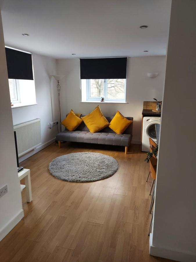 Апартаменты Entire Flat, Bright & Open With Own Entrance Лидс Экстерьер фото