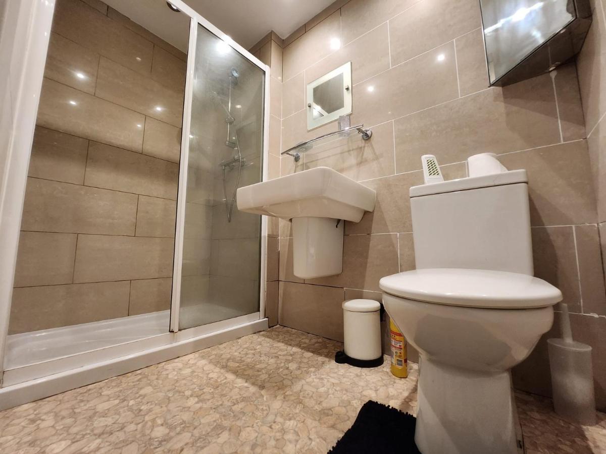 Апартаменты Entire Flat, Bright & Open With Own Entrance Лидс Экстерьер фото